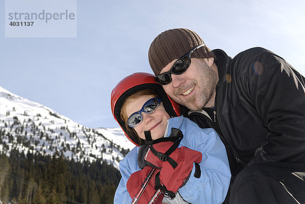 Vater mit Tochter beim Skifahren