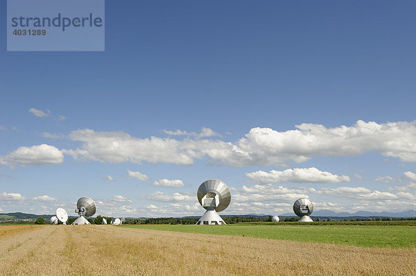 Erdfunkstelle Antennen Radio Teleskope bei Raisting  Oberbayern  Bayern  Deutschland  Europa