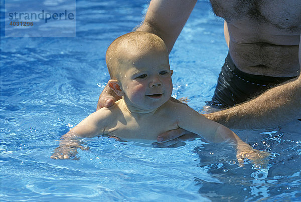 Lucas  Junge  9 Monate  im Schwimmbecken im Schwimmbad