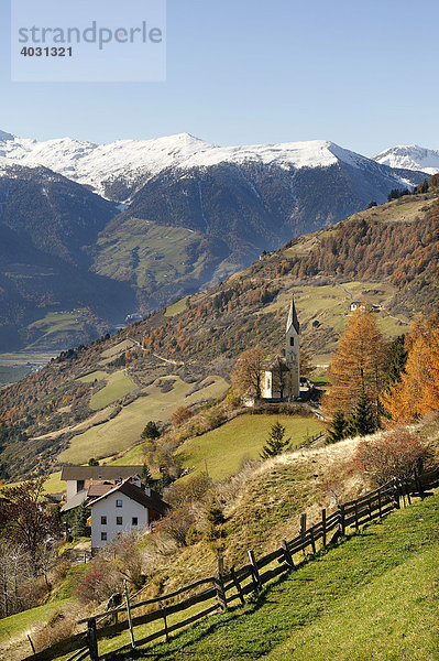 Von Tannas mit der Herz Jesu Kirche über das Etschtal auf die Berge um das Stilfser Joch  Vinschgau  Südtirol  Italien  Europa