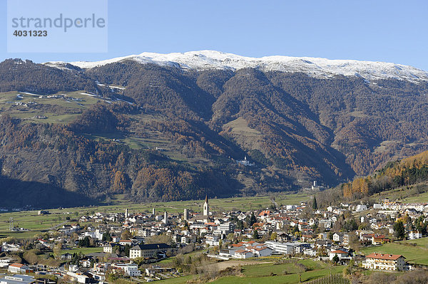 Vom Tartscher Bühel  Tartsch auf Mals und die Berge um die Sesvenna  Vinschgau  Südtirol  Italien  Europa