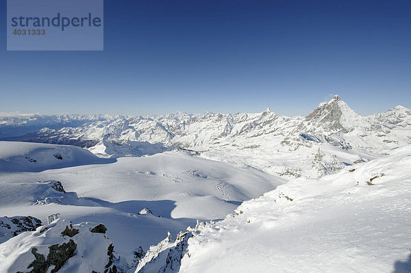 Vom Gipfel des Klein Matterhorn auf das Matterhorn und den Westalpenbogen mit Mont Blanc  Zermatt  Wallis  Schweiz  Europa