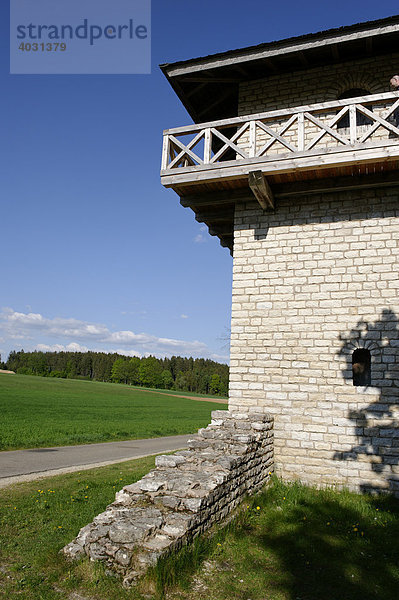 Rekonstruierter Römerturm am Limes bei Tittling  Altmühltal  Oberbayern  Bayern  Deutschland  Europa