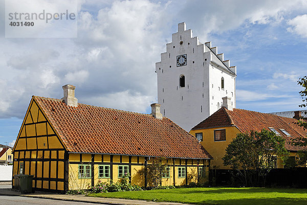 Turm der Pfarrkirche St. Maria über Fachwerkhaus  Saeby  Jütland  Dänemark  Europa