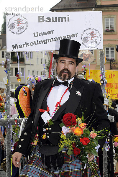 Mann mit Zylinder  Gmünder Stadtfest mit 40er Umzug  Jahrgangsfest  Schwäbisch Gmünd  Baden-Württemberg  Deutschland  Europa