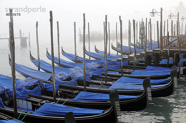 Parkende Gondeln im Nebel  Venedig  Venetien  Italien  Europa