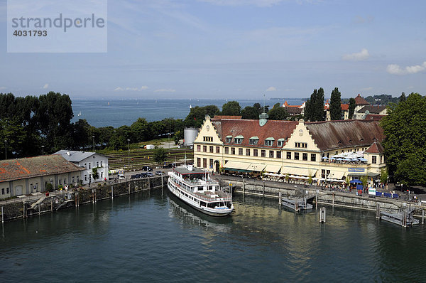 Hafen von Lindau  Aussicht vom Leuchtturm  Lindau  Lindau Insel  Bayern  Deutschland  Europa