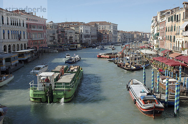 Ansicht auf den Canal Grande  von der Brücke Accademia  Venedig  Venetien  Italien  Europa