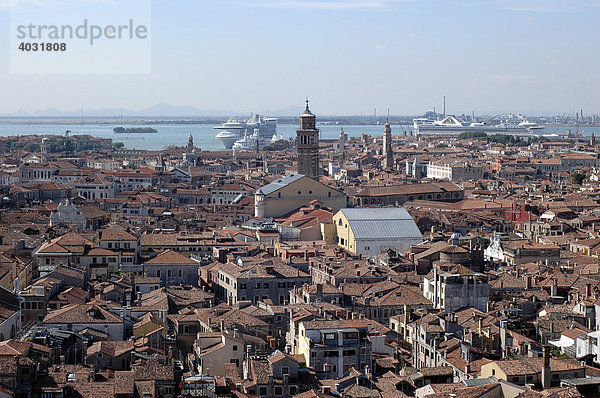 Ansicht auf die Lagune vom Campanile aus  Markusplatz  Venedig  Venetien  Italien  Europa