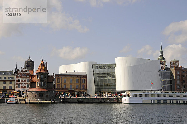 Das neue Ozeaneum  Aquarium  am Hafen von Stralsund  Ostsee  Mecklenburg-Vorpommern  Deutschland  Europa