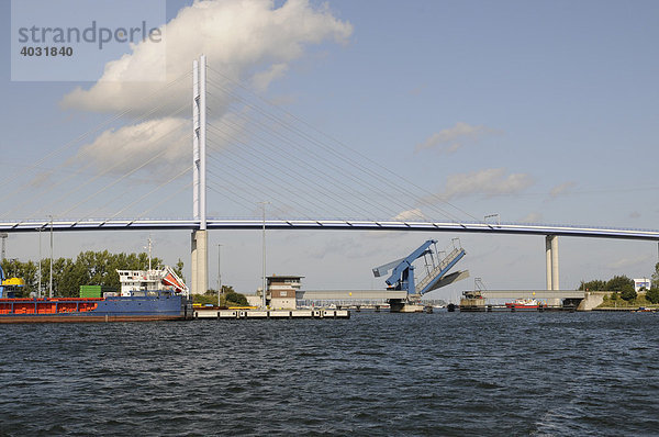 Rügenbrücke  Gesamtlänge 2831 m  Eröffnung Oktober 2007  Stralsund  Ostsee  Mecklenburg-Vorpommern  Deutschland  Europa