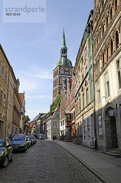 Altstadt von Stralsund  hinten die Nikolaikirche  Ostsee  Mecklenburg-Vorpommern  Deutschland  Europa