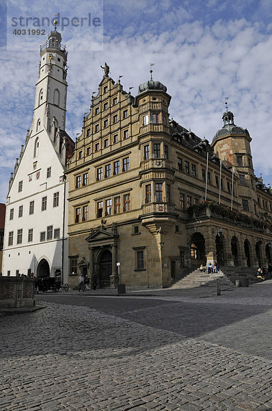 Renaissance Fassade des Rathauses mit barockem Arkadenvorbau  dahinter der gotische Teil mit 60m hohem Turm  Rothenburg ob der Tauber  Bayern  Deutschland  Europa