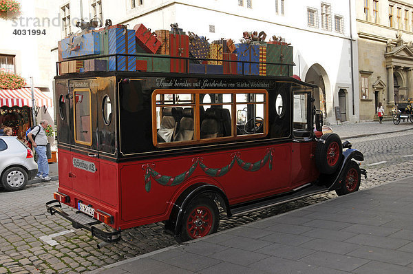 Käthe Wohlfahrt Express  Oldtimer eines Andenken- und Spielzeuggeschäftes  Rothenburg ob der Tauber  Bayern  Deutschland  Europa
