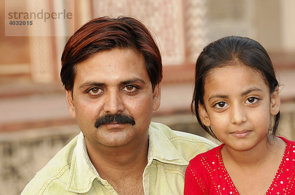Inder  Vater und Tochter  besuchen Akbar's Tomb in Sikandra  Agra  Rajasthan  Nordindien  Asien