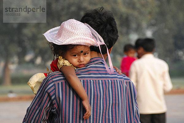 Müdes indisches Mädchen wird getragen  Delhi  Rajasthan  Nordindien  Asien