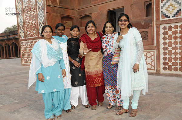 Junge Inderinnen beim Besuch von Akbar's Tomb in Sikandra  Agra  Rajasthan  Nordindien  Asien