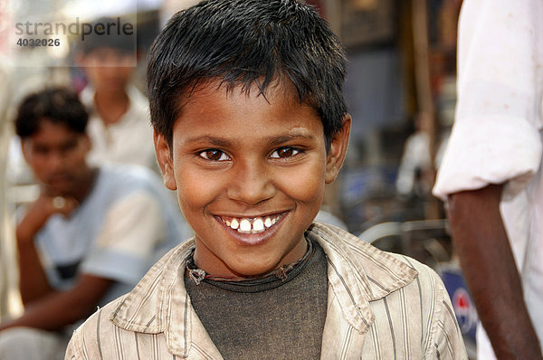 Portrait eines Jungen  Agra  Rajasthan  Nordindien  Asien