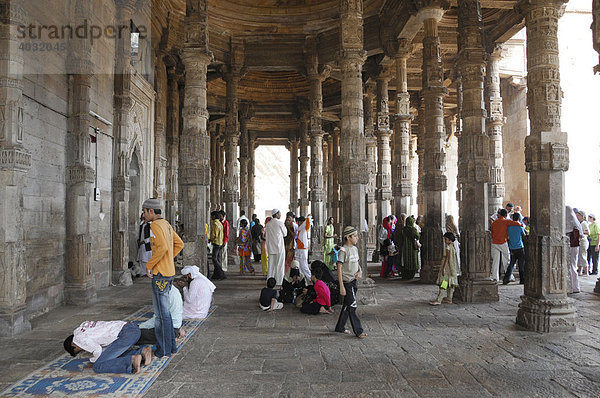 Säulenhalle der Adhai-din-ka-Jhonpra Moschee  Ajmer  Rajasthan  Nordindien  Asien