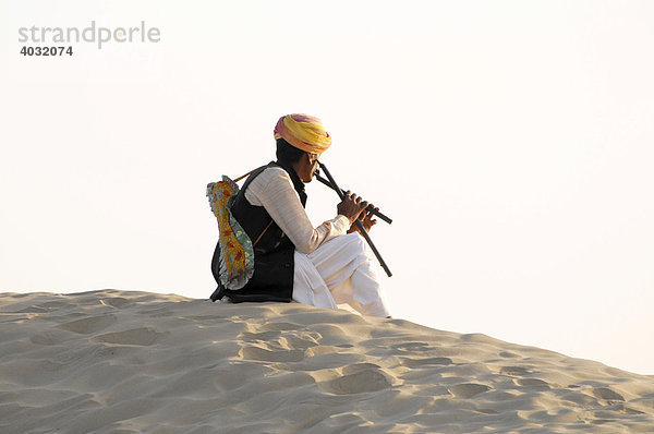 Inder spielt Flöte  bei den Sanddünen in Sam  Wüste Thar  Rajasthan  Nordindien  Asien