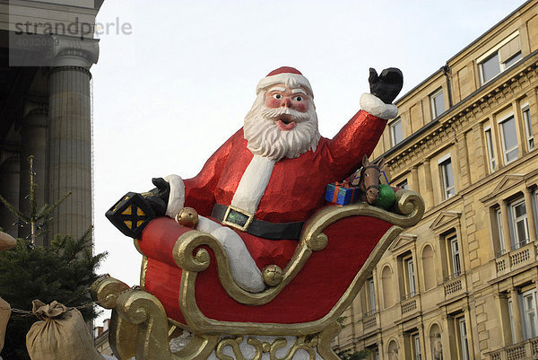 Weihnachtsmannfigur  Weihnachtsmarkt  Stuttgart  Baden-Württemberg  Deutschland  Europa