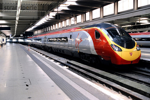 Virgin Train  Schnellzug  London  Großbritannien  Europa