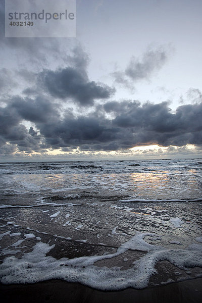 Wolken  Strand bei Lokken an der Westküste Dänemarks  Skandinavien  Europa