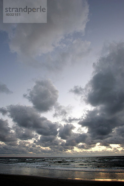 Wolken  Strand bei Lokken an der Westküste Dänemarks  Skandinavien  Europa