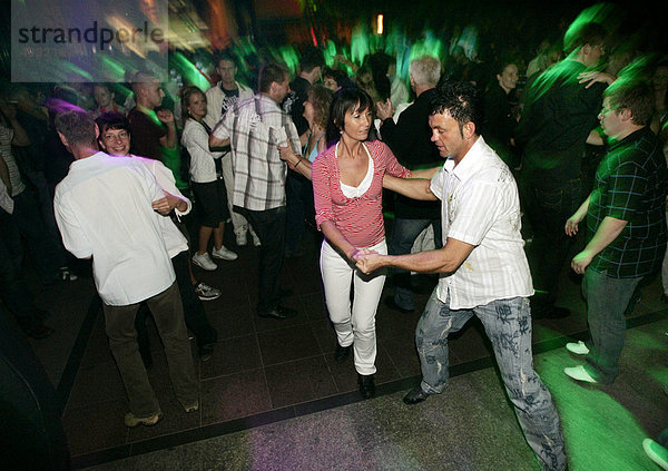 Tanzende Besucher bei Dresden tanzt  Party auf 16 Floors im Elbepark  Dresden  Sachsen  Deutschland  Europa