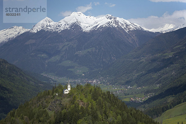 Der Danielsberg bei Kolbnitz aus der Luft  mit einer romanisch-gotischen Kirche  Mölltal  Kärnten  Österreich  Europa