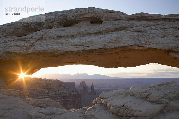 Mesa Arch bei Sonnenaufgang  Island in the Sky  Canyonlands National Park  Utah  USA