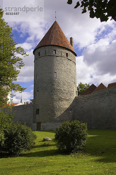 Stadtmauer mit Aussichtstürmen rund um Tallinn  Estland  Baltikum  Nordeuropa