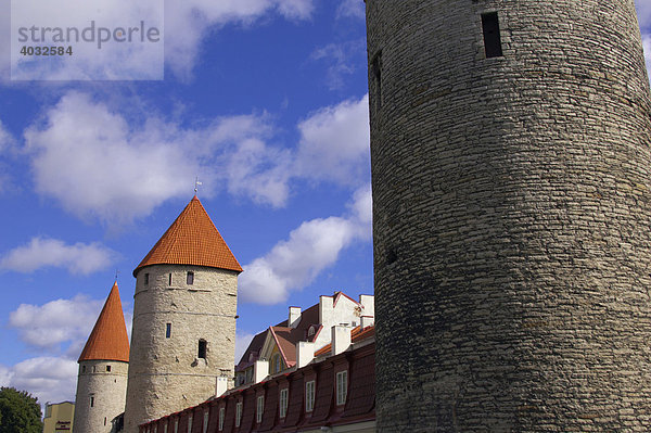 Stadtmauer und Wachtürme um Tallinn  Estland  Europa