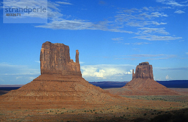 Linker und rechter Tafelberg  Monument Valley  Arizona  USA