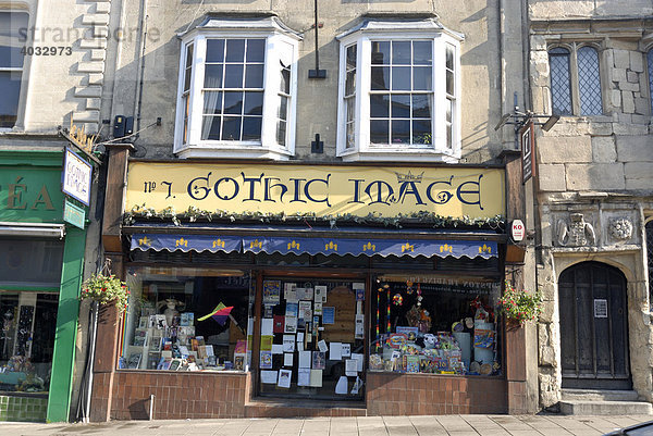 Gothic Geschäft  Häuserzeile  Innenstadt  Glastonbury  Mendip  Somerset  England  Großbritannien  Europa