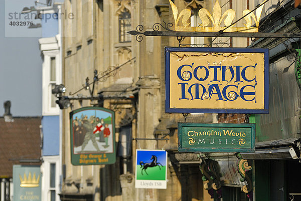 Schilder  Gothic Geschäft  Innenstadt  Glastonbury  Mendip  Somerset  England  Großbritannien  Europa