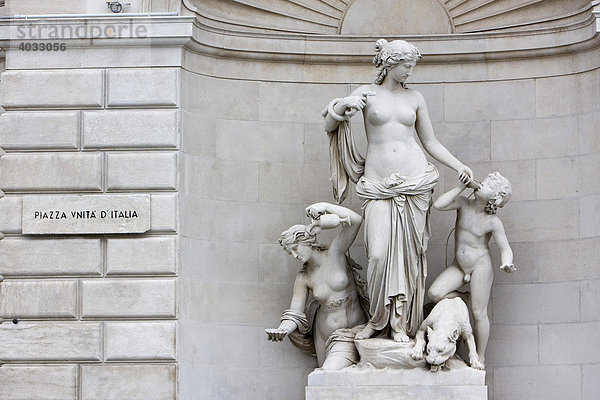 Skulptur  Prunkbau an der Piazza dellíUnit‡ díItalia  Platz der Einheit Italiens  Trieste  Venezien  Italien  Europa