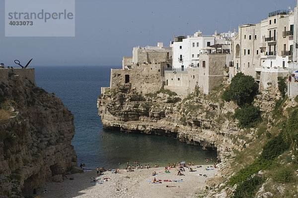 Polignano a Mare  Altstadt auf Felsen am Meer  Badebucht  Apulien  Süditalien  Italien  Europa