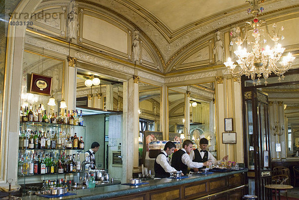 Bar im Gambrinus  Piazza Trento a Trieste  Neapel  Kampanien  Süditalien  Italien  Europa