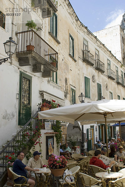 Altstadt von Amalfi  Cafe  Amalfiküste  Kampanien  Süditalien  Italien  Europa