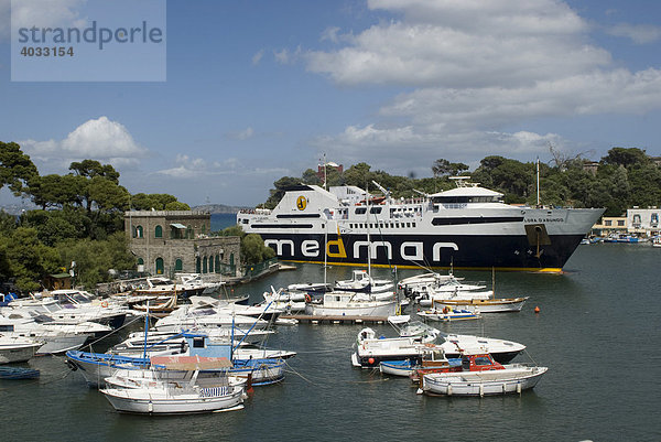 Fähre fährt ein  Ischia Porto  Insel Ischia  Golf von Neapel  Kampanien  Süditalien  Italien  Europa