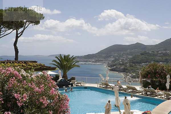 Blick vom Hotelpool Monte Vico auf Küste  Lacco Ameno  Insel Ischia  Golf von Neapel  Kampanien  Süditalien  Italien  Europa