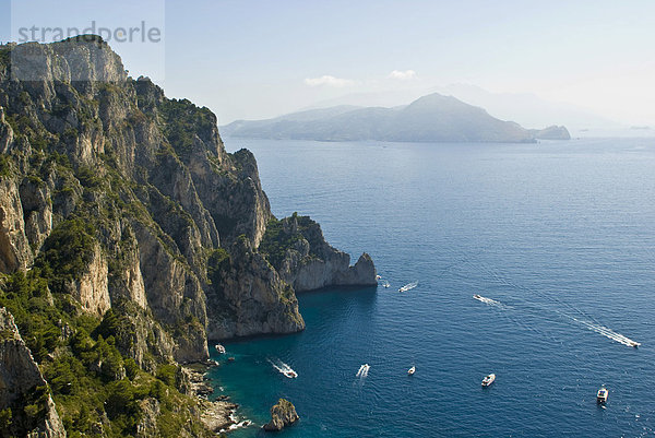 Ostküste  Steilküste  Boote  Insel Capri  Kampanien  Süditalien  Italien  Europa