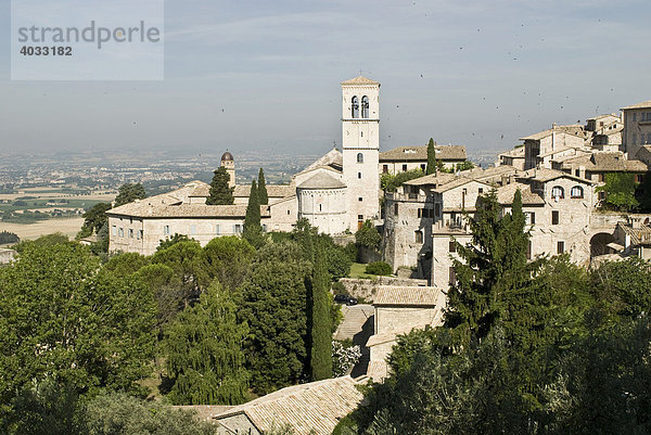 Assisi mit Santa Maria Maggiore  Umbrien  Italien  Europa