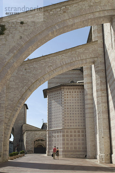 Basilica di Santa Chiara  Stützpfeiler  Assisi  Umbrien  Italien  Europa