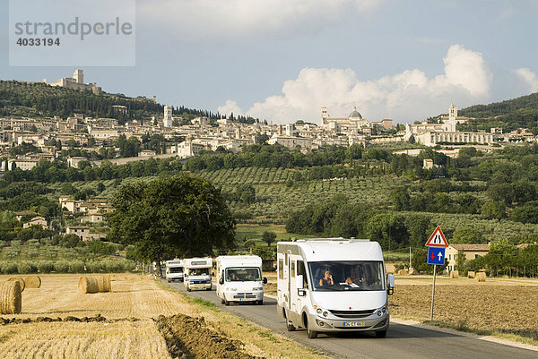 Blick auf Assisi  Wohnmobile im Vordergrund  Umbrien  Italien  Europa