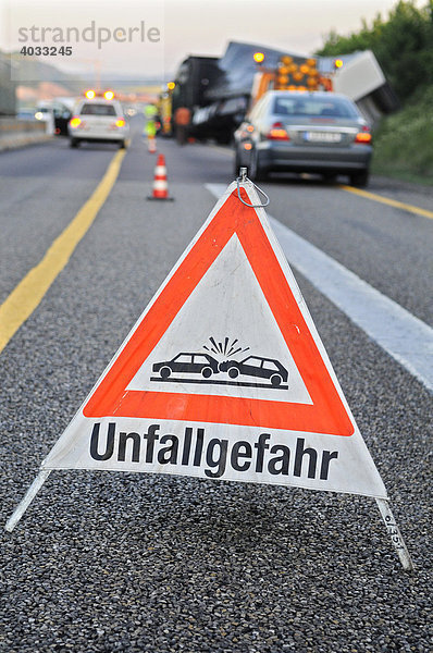 Warndreieck  LKW-Unfall im Baustellenbereich auf der A 8 bei Leonberg  Baden-Württemberg  Deutschland  Europa