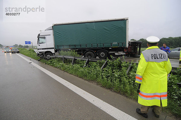 LKW-Unfall auf der A8 bei Kirchheim/Teck-Ost  Lastwagen geriet ins Schleudern  Anhänger kippte um  Zugmaschine verkeilte sich in der Mittelleitplanke  Kirchheim/Teck  Baden-Württemberg  Deutschland  Europa