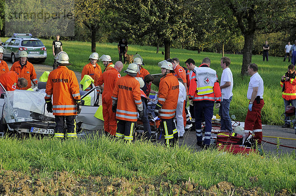 Rettungsdienst bei Erstversorgung eines Verunglückten nach schwerem Verkehrsunfall auf der L 1213 zwischen Weilheim und Gruibingen  Baden-Württemberg  Deutschland  Europa