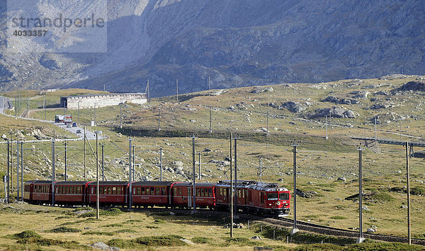 Ein Personenzug der Rhätischen Bahn RhB fährt auf der Bernina-Strecke kurz vor der Haltestelle Bernina-Diavolezza  Pontresina  Graubünden  Schweiz  Europa
